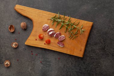 Sosis füme kurutulmuş salam eti açık hava atıştırmalığı arka plan kırsal yemek görüntüsü