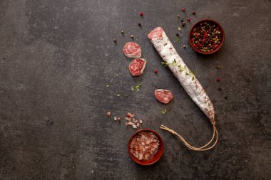 Sosis füme kurutulmuş salam eti masada kahvaltı açık havada kahvaltı arka planda yemek kırsal görüntü