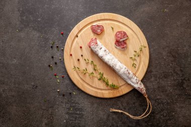 Sosis füme kurutulmuş salam eti masada kahvaltı açık havada kahvaltı arka planda yemek kırsal görüntü
