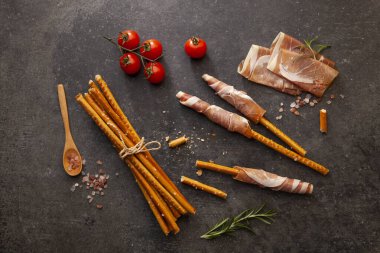 Sosis, jambon, jambon, salam, jambon, sosis füme kurutulmuş salam eti kahvaltıda açık havada kahvaltı arka planda yemek kırsal görünüm ekmek çubukları.