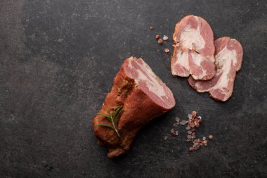 Dilimlenmiş tütsülenmiş tavla taze otlar ve aromatik baharatlar. Geleneksel yöntemlerle üretilen organik tarım ürünleri.