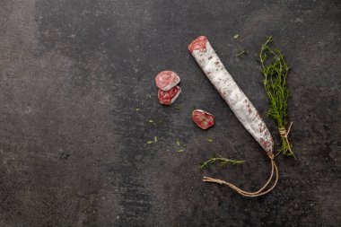 Sosis füme kurutulmuş salam eti masada kahvaltı açık havada kahvaltı arka planda yemek kırsal görüntü