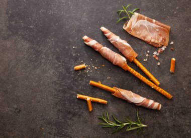 Sosis, jambon, jambon, salam, jambon, sosis füme kurutulmuş salam eti kahvaltıda açık havada kahvaltı arka planda yemek kırsal görünüm ekmek çubukları.