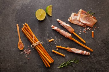 Sosis, jambon, jambon, salam, jambon, sosis füme kurutulmuş salam eti kahvaltıda açık havada kahvaltı arka planda yemek kırsal görünüm ekmek çubukları.