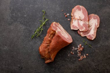 Dilimlenmiş tütsülenmiş tavla taze otlar ve aromatik baharatlar. Geleneksel yöntemlerle üretilen organik tarım ürünleri.