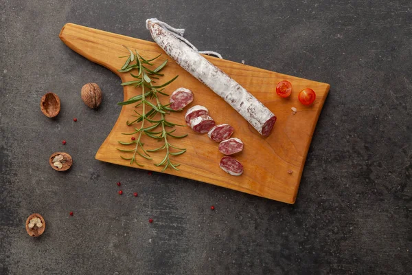 Sosis füme kurutulmuş salam eti açık hava atıştırmalığı arka plan kırsal yemek görüntüsü