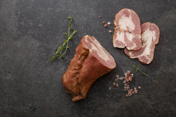 Dilimlenmiş tütsülenmiş tavla taze otlar ve aromatik baharatlar. Geleneksel yöntemlerle üretilen organik tarım ürünleri.