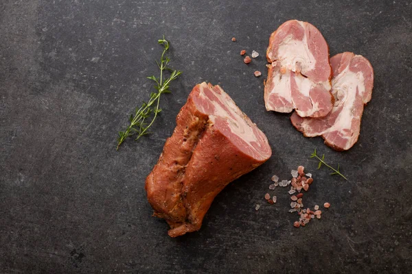 Dilimlenmiş tütsülenmiş tavla taze otlar ve aromatik baharatlar. Geleneksel yöntemlerle üretilen organik tarım ürünleri.