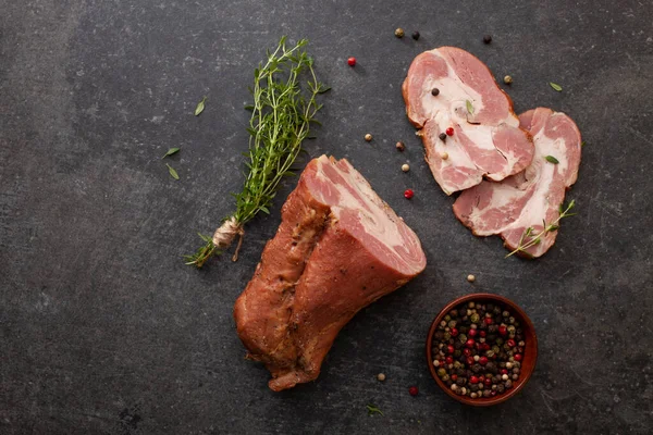 Dilimlenmiş tütsülenmiş tavla taze otlar ve aromatik baharatlar. Geleneksel yöntemlerle üretilen organik tarım ürünleri.