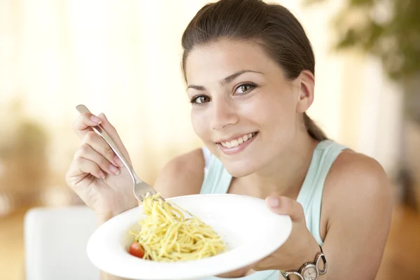 Giovane bella donna in possesso di un piatto con spagetti italiani — Foto Stock