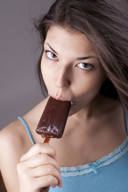 Çikolatalı dondurma yalama seksi esmer kadın
