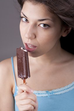 Çikolatalı dondurma yalama seksi esmer kadın