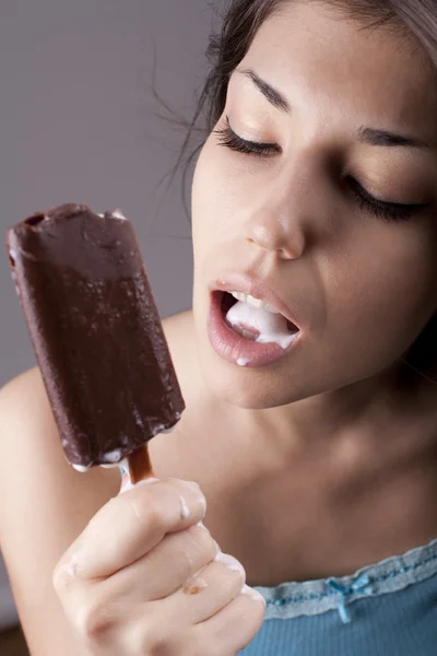 Seksowny brunetka dama lizać lodów czekoladowych — Zdjęcie stockowe