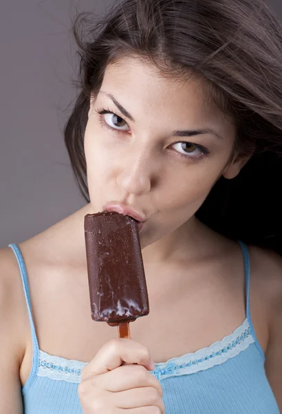 Sexy bruna donna leccare il gelato al cioccolato — Foto Stock