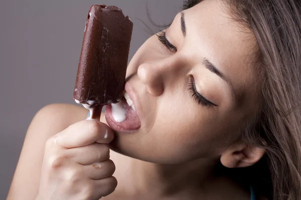 Sexy bruna donna leccare il gelato al cioccolato — Foto Stock