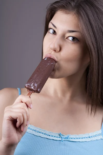 Sexy bruna donna leccare il gelato al cioccolato — Foto Stock