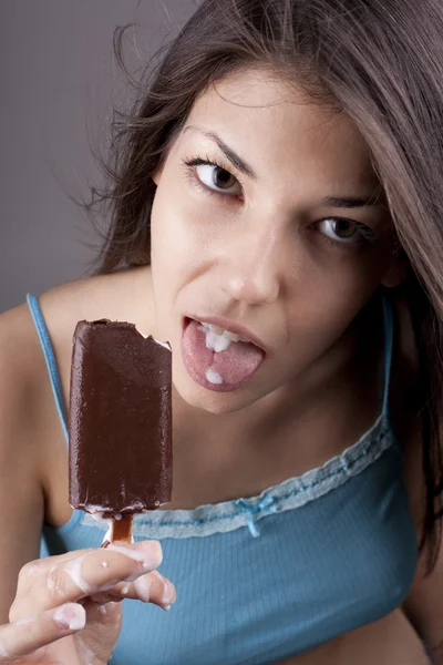 Sexy bruna donna leccare il gelato al cioccolato — Foto Stock