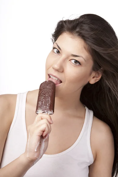 Σέξι μελαχρινή γυναίκα γλείφει παγωτό σοκολάτα — Φωτογραφία Αρχείου