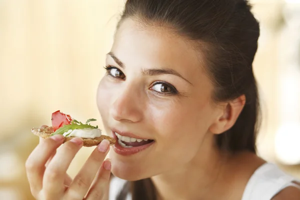Güzel ve genç birbayan yeme sandviç