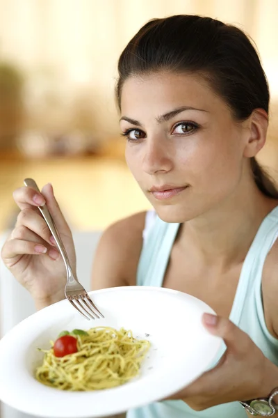 Giovane donna carina mangiare pasta italiana — Foto Stock