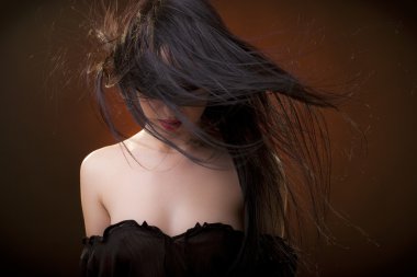 Siyah erotik iç çamaşırı seksi kadın. Dağınık saç yüz kapalı