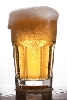 Bira taşan ile kupa