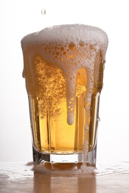 Bira taşan ile kupa