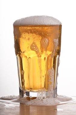 Bira taşan ile kupa