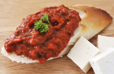 Ekmek ve beyaz peynir üzerinde Bulgar Hint turşusu