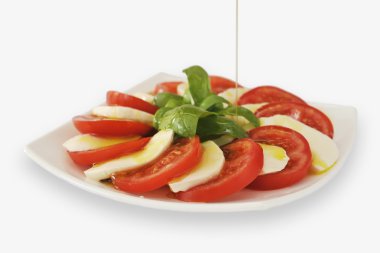 Salata - domates, peynir ve fesleğen beyaz tabak