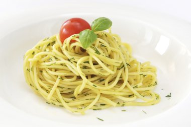 İtalyan spagetti makarna domates ve fesleğen beyaz tabak