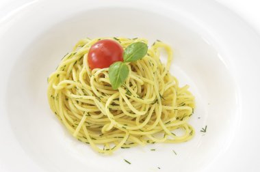 İtalyan spagetti makarna domates ve fesleğen beyaz tabak