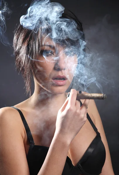 Горячая сексуальная женщина с лифчиком, курящим сигару. Окутанный дымом — стоковое фото