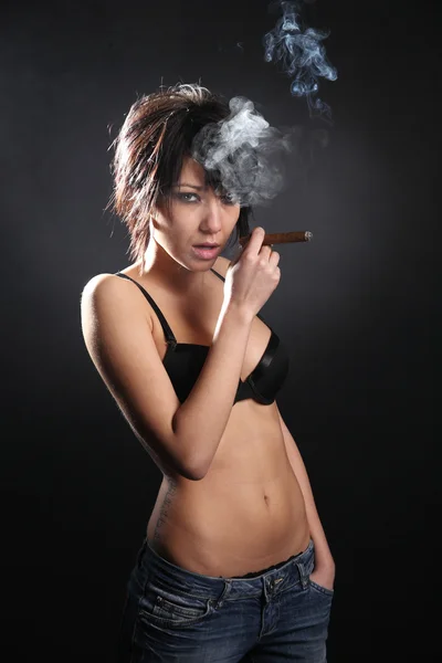 热性感女人胸罩吸雪茄。笼罩在烟雾中 — 图库照片