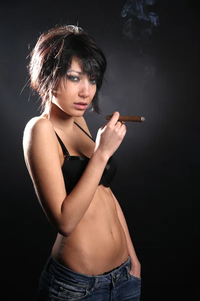 Donna sexy calda con reggiseno fumare sigaro. avvolta nel fumo — Foto Stock