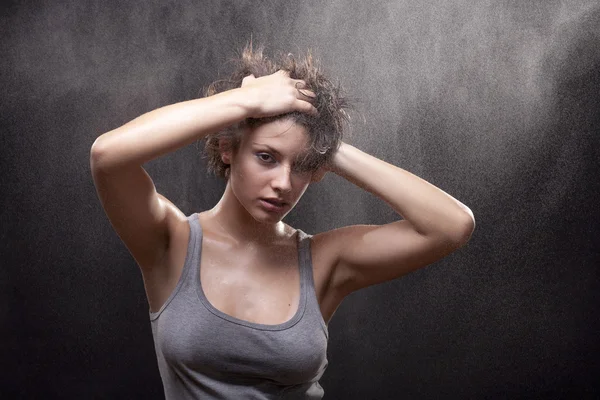 Humide jeune femme sexy avec une chemise déchiré. Pulvérisation fine d'eau — Photo