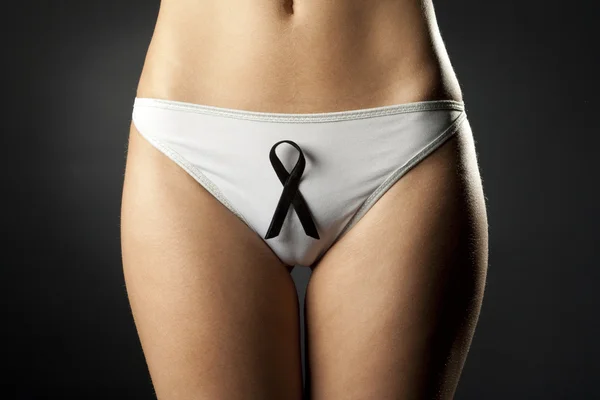 Siyah kurdele ile bir bikini giymiş bir kadın, kısmi bir görünümünü