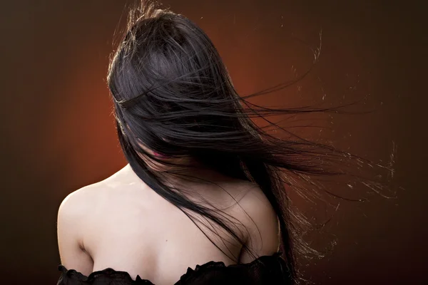 Szexi nő fekete Erotikus fehérnemű. Szétszórt haja zárt arca — Stock Fotó