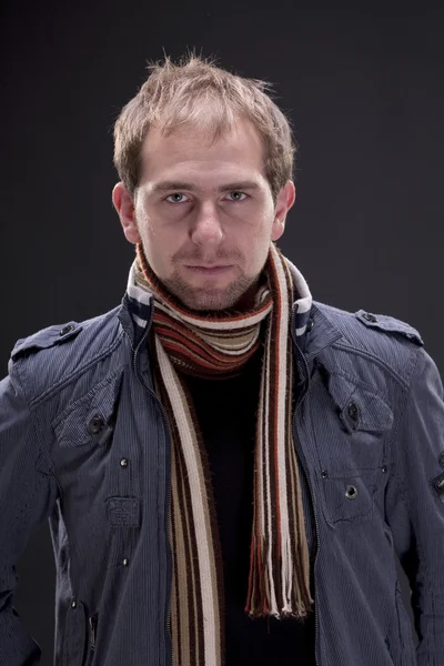Портрет молодого чоловіка з піджаком і шарфом — стокове фото