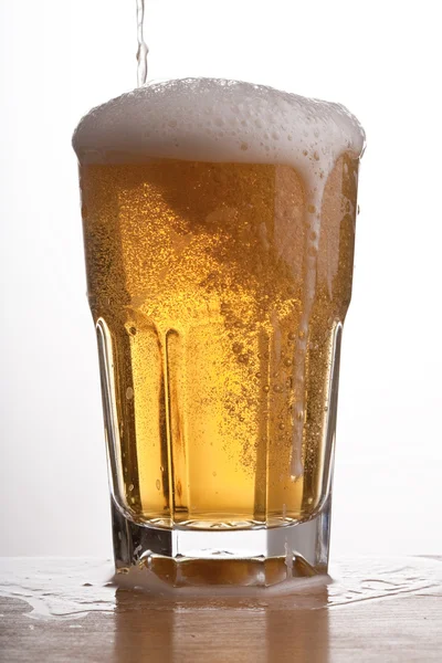 Bira taşan ile kupa