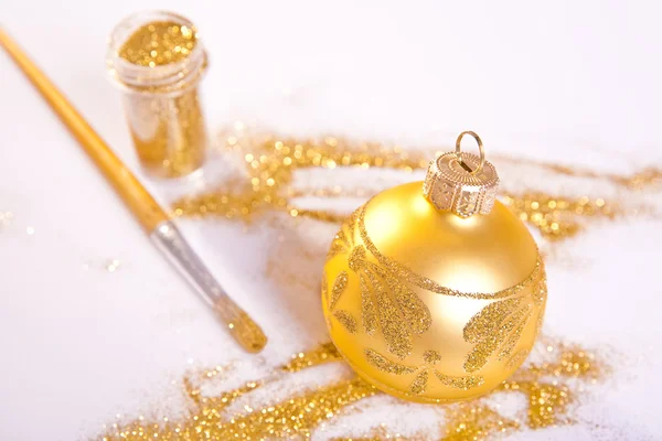 Goldenes Weihnachtsspielzeug mit handgefertigter Dekoration. verschütteter Glanz — Stockfoto