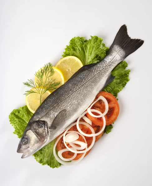 Taze sebze ile bas balık — Stok fotoğraf