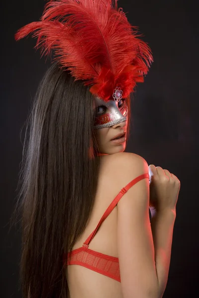 Femme sexy avec lingerie rouge et masque à plumes — Photo