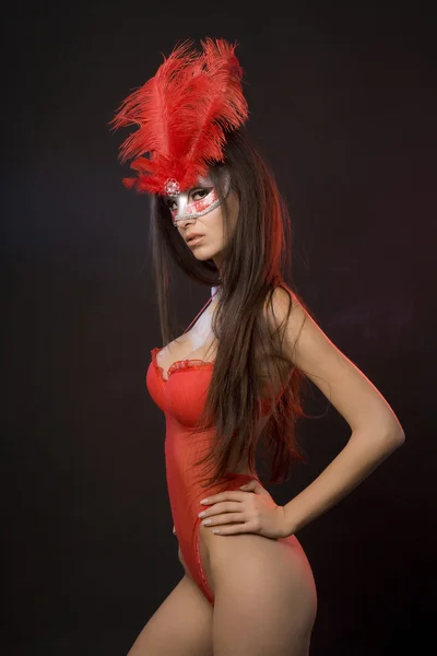 Mulher sexy com lingerie vermelha e máscara com penas — Fotografia de Stock