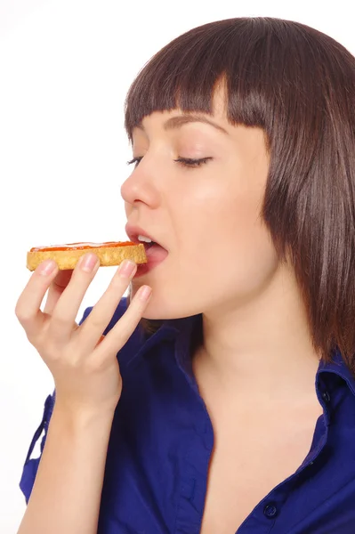 Jovens mulheres bonitas comer sanduíche — Fotografia de Stock