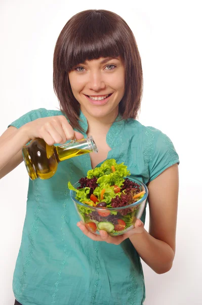 Giovani belle donne che fanno insalata — Foto Stock