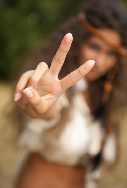 Beautiful hippie girl in the park making the sign of peace — Stock Photo, Image