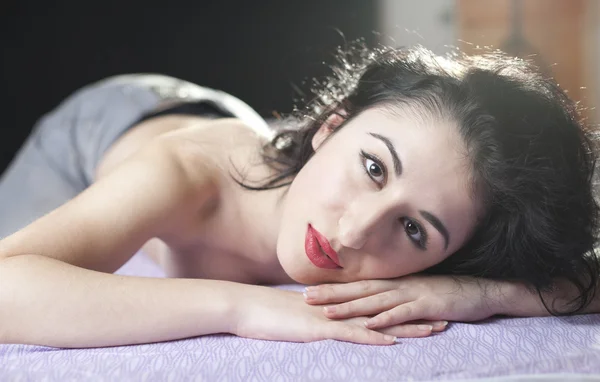 Sexy naakt flirten vrouw liggend in het bed — Stockfoto