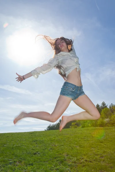 Красивая босиком женщина прыгает высоко в парке — стоковое фото