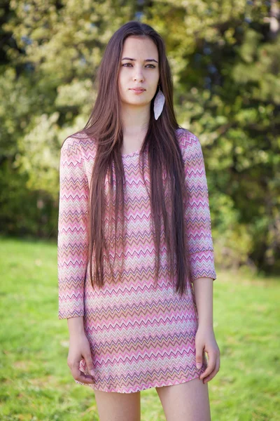 Parkta pembe tunik giyen güzel kadın — Stok fotoğraf